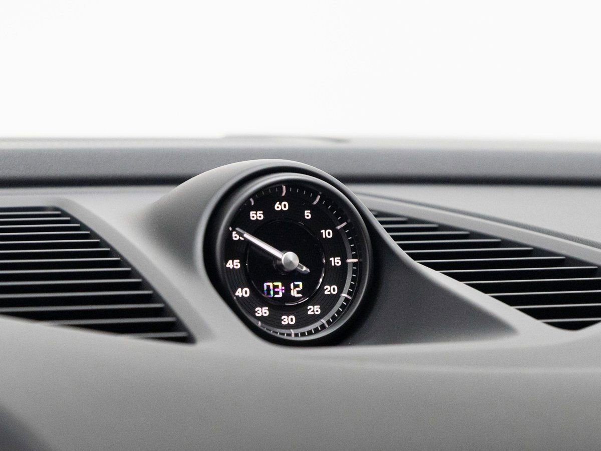 New 2025 Porsche Macan 4 Electric image 17