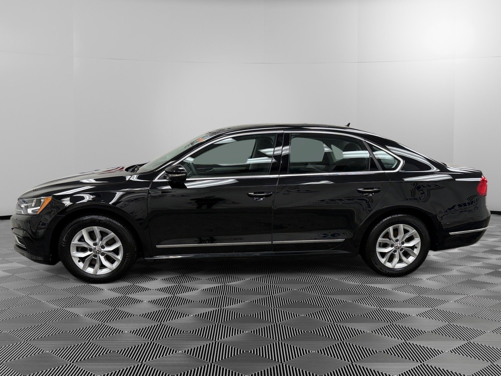 Used 2016 Volkswagen Passat 1.8T S image 2