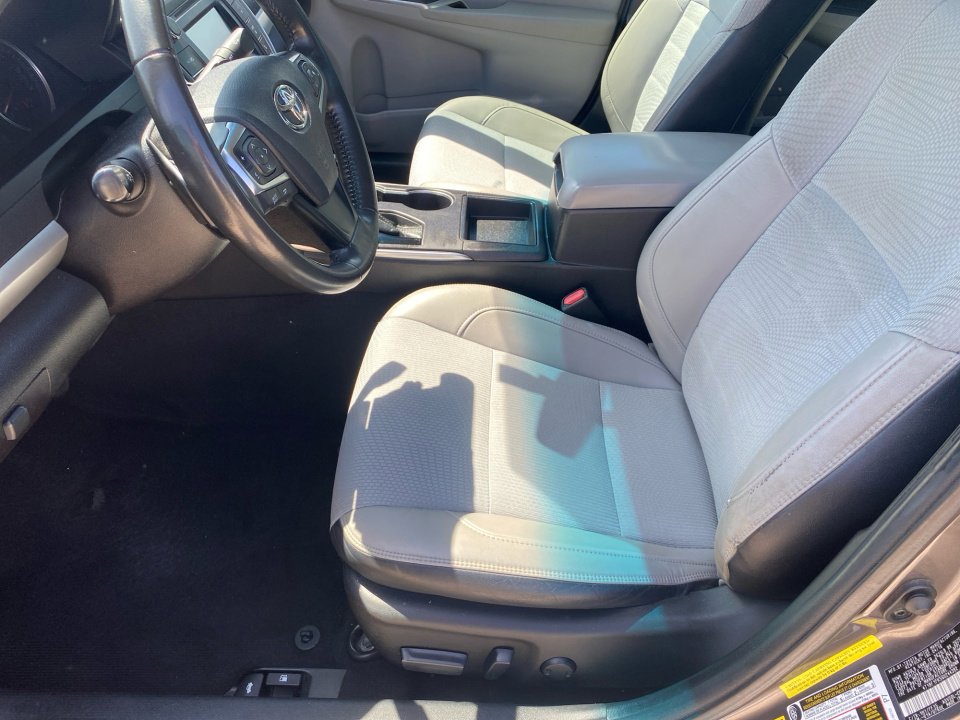 Used 2016 Toyota Camry SE image 11