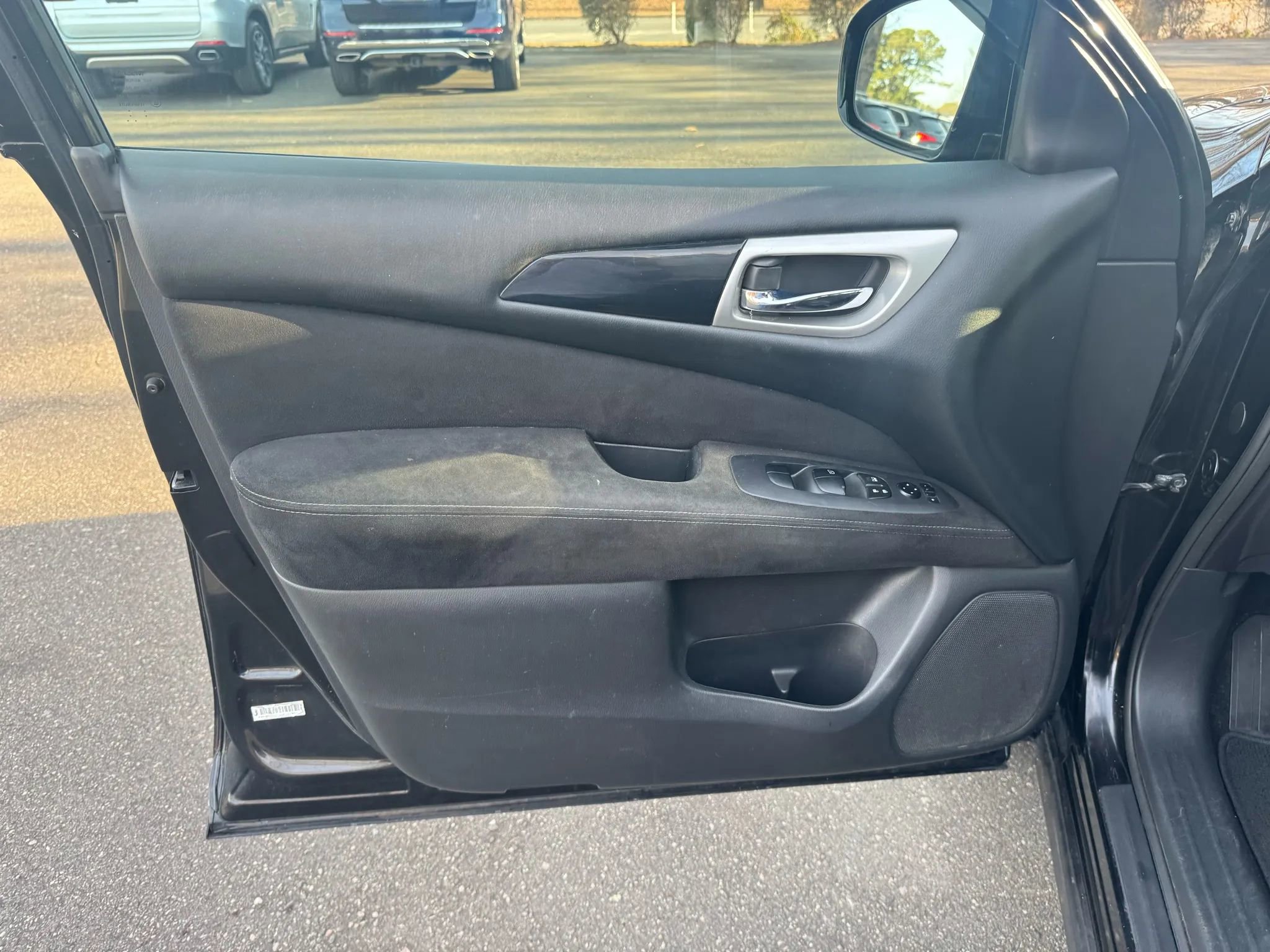 Used 2015 Nissan Pathfinder S image 16