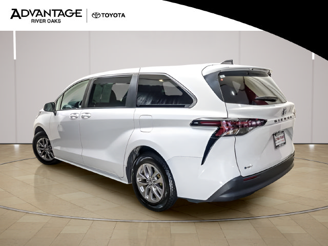 Certified 2025 Toyota Sienna LE FWD image 5