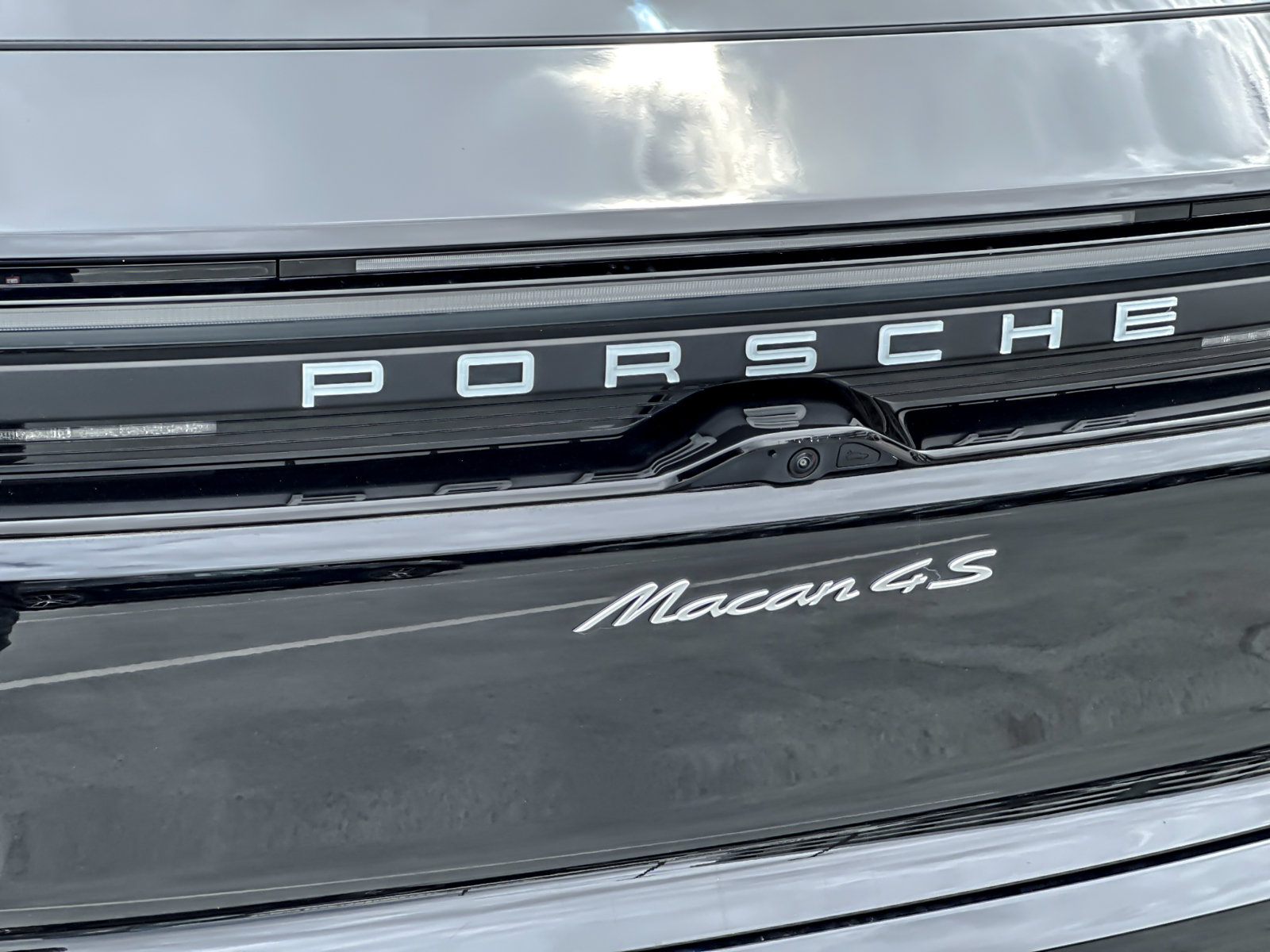 Used 2025 Porsche Macan 4S Electric AWD/4WD image 27