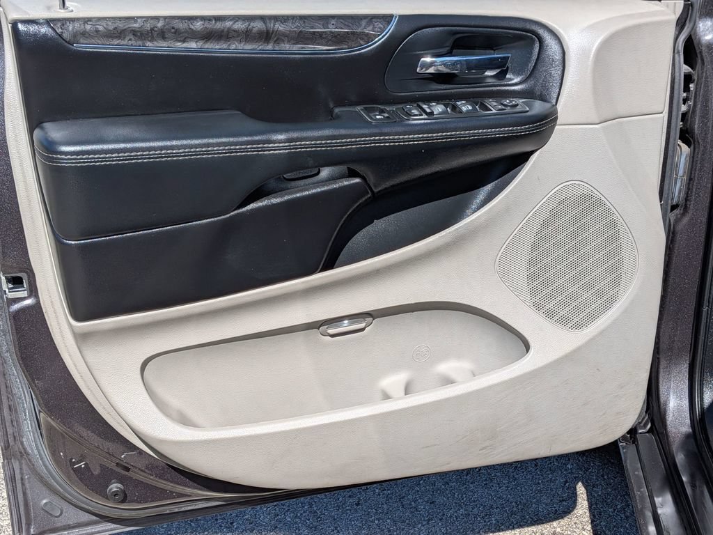 Used 2015 Chrysler Town & Country LX FWD image 20