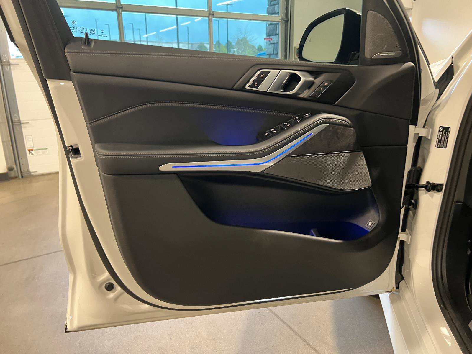 Used 2025 BMW X5 xDrive50e w/ M Sport Package image 28