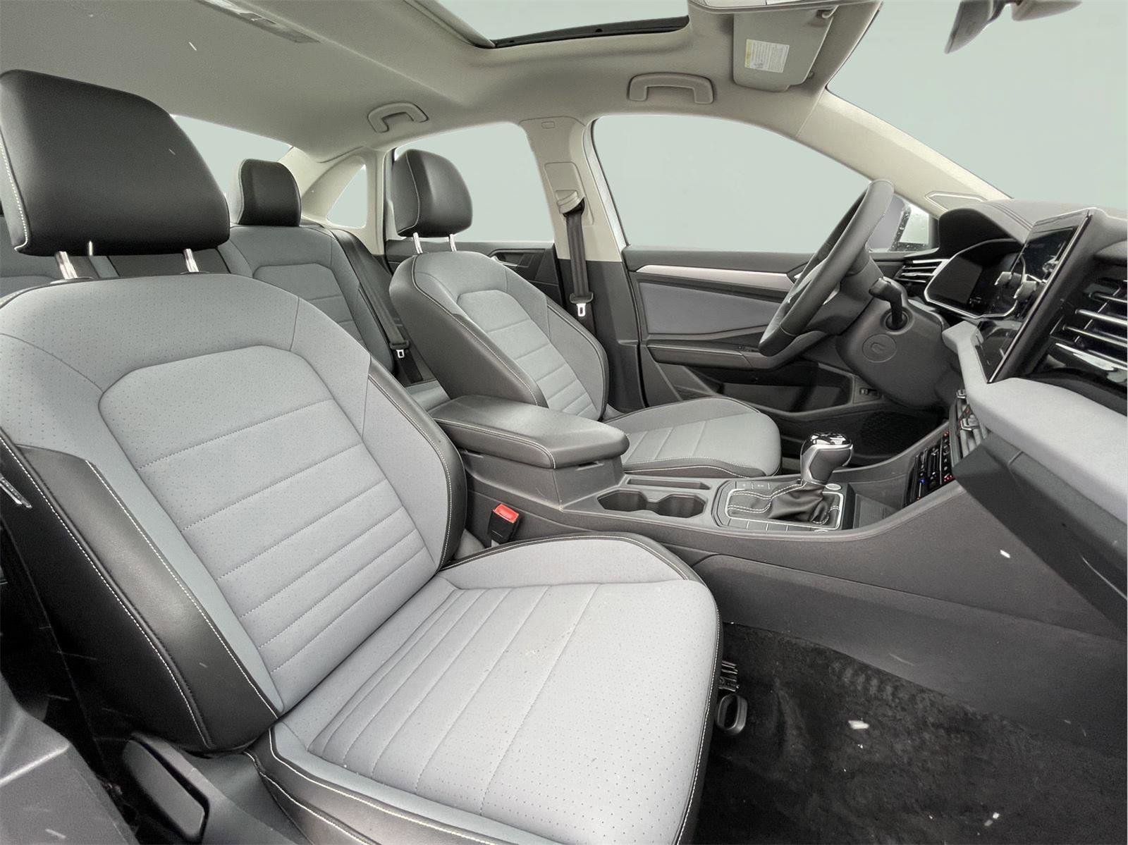 Used 2025 Volkswagen Jetta SE w/ Sunroof Package image 20