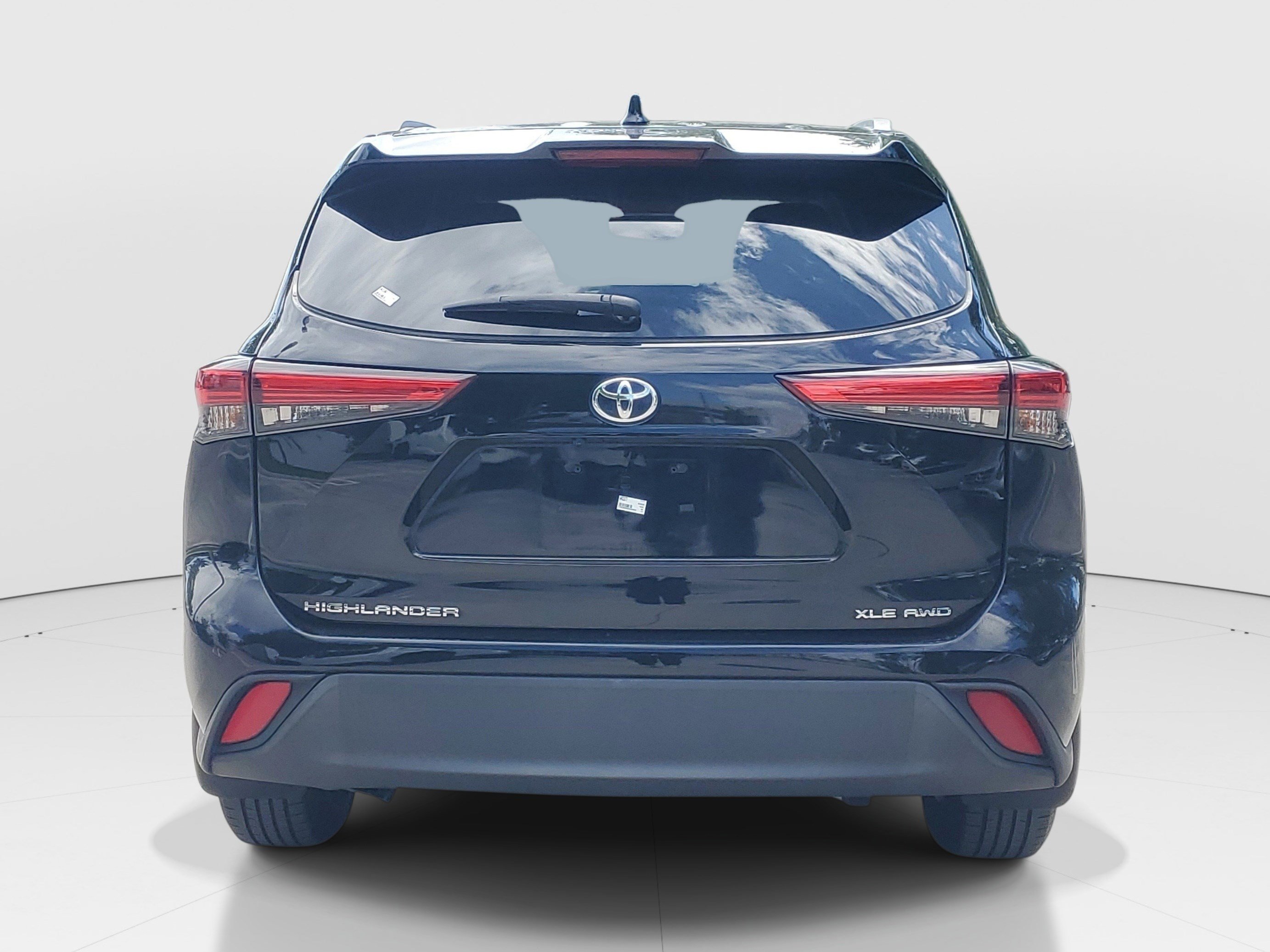 Used 2022 Toyota Highlander XLE AWD/4WD image 4