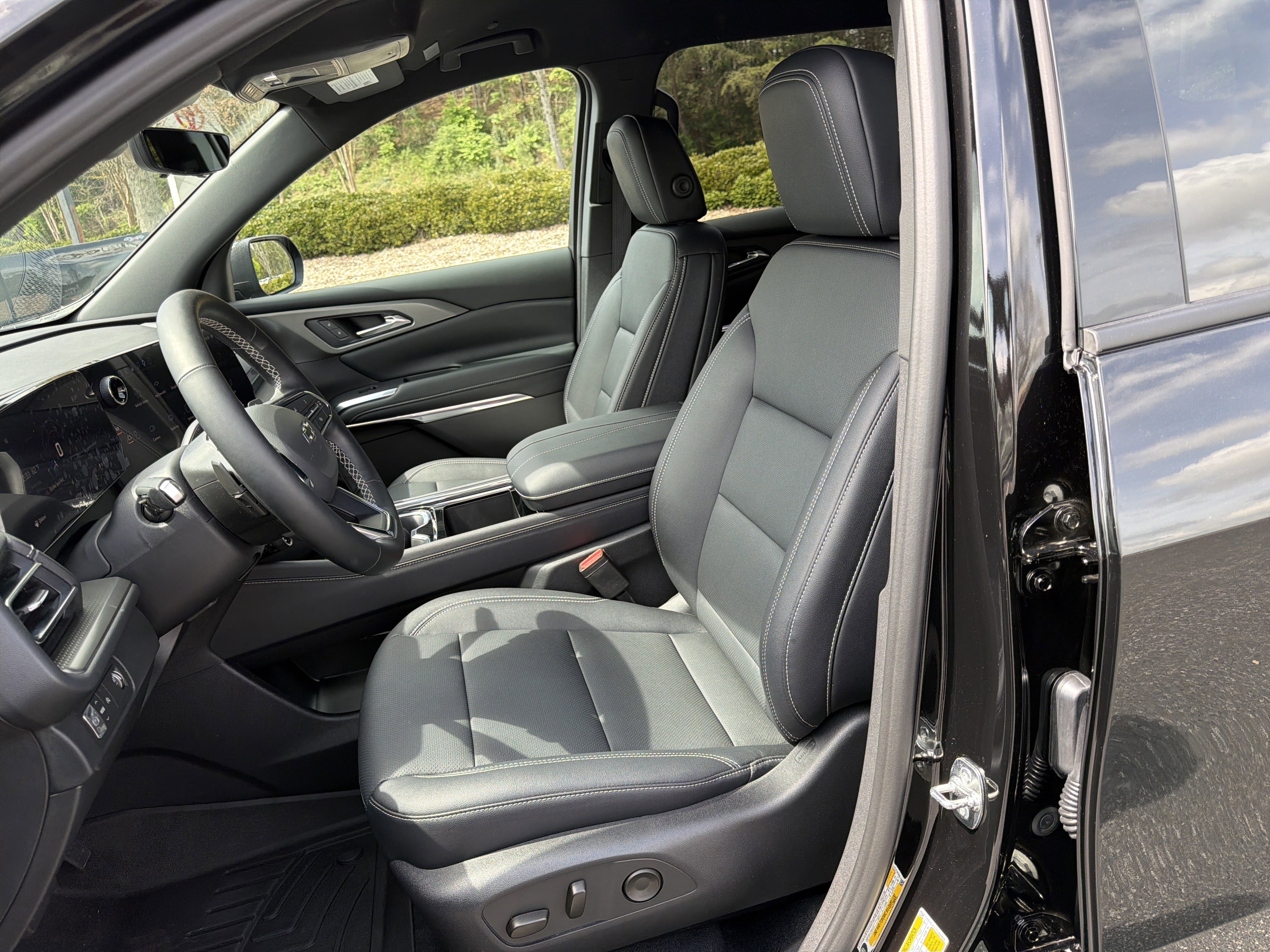 Used 2026 Chevrolet Traverse LT w/ Midnight/Sport Edition image 9