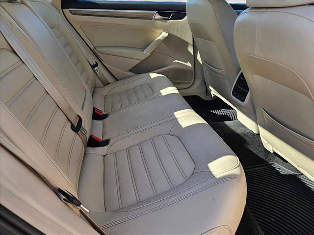 Used 2018 Volkswagen Passat 2.0T SEL Premium FWD image 20