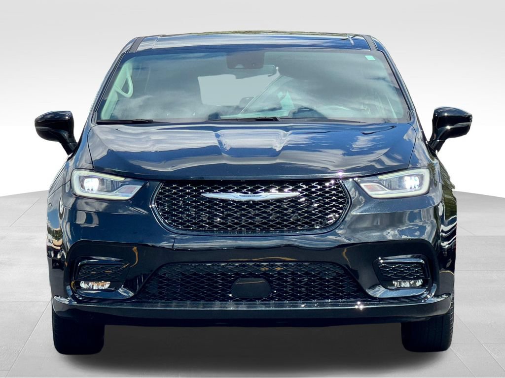 Used 2024 Chrysler Pacifica Touring-L FWD image 2