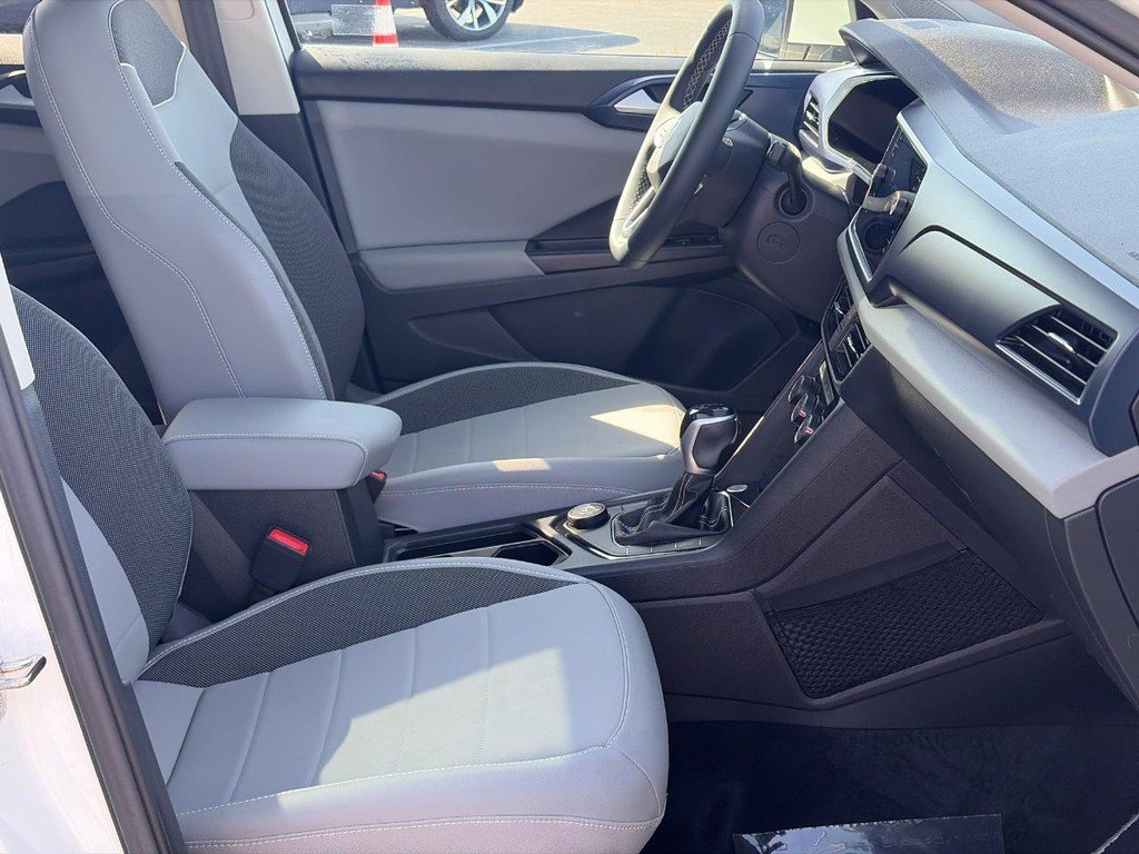 Certified 2023 Volkswagen Taos SE w/ Panoramic Sunroof Package AWD/4WD image 18