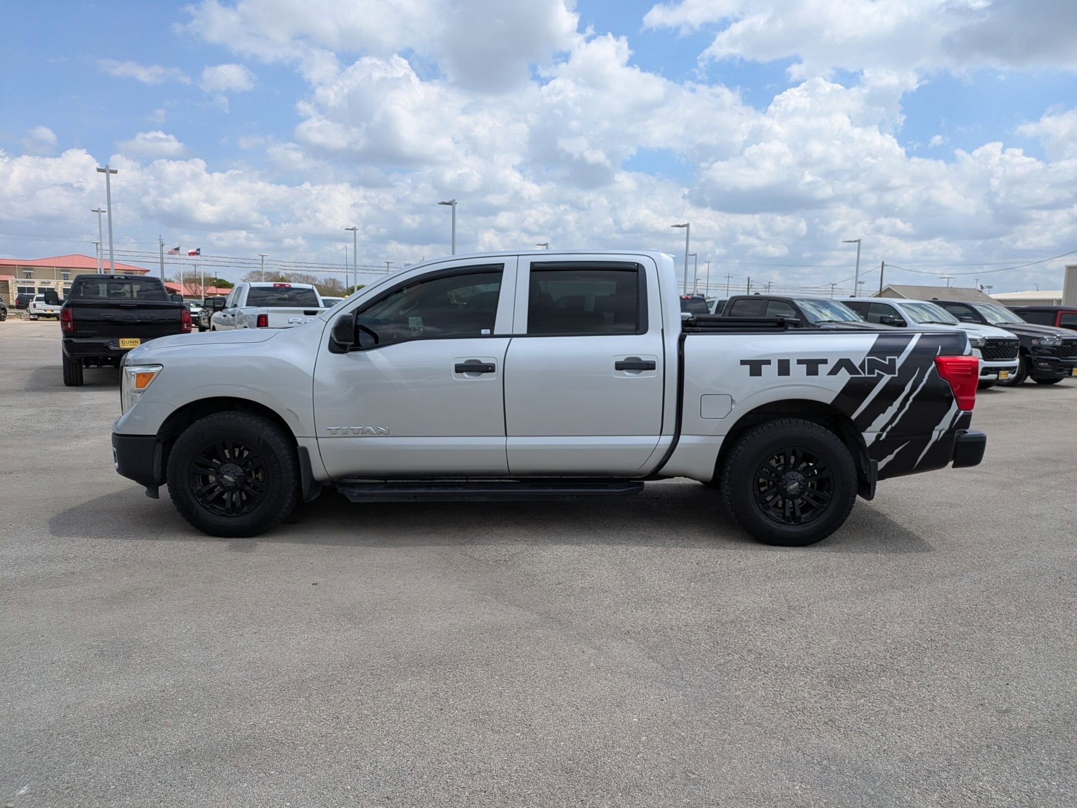 Used 2017 Nissan Titan S image 6