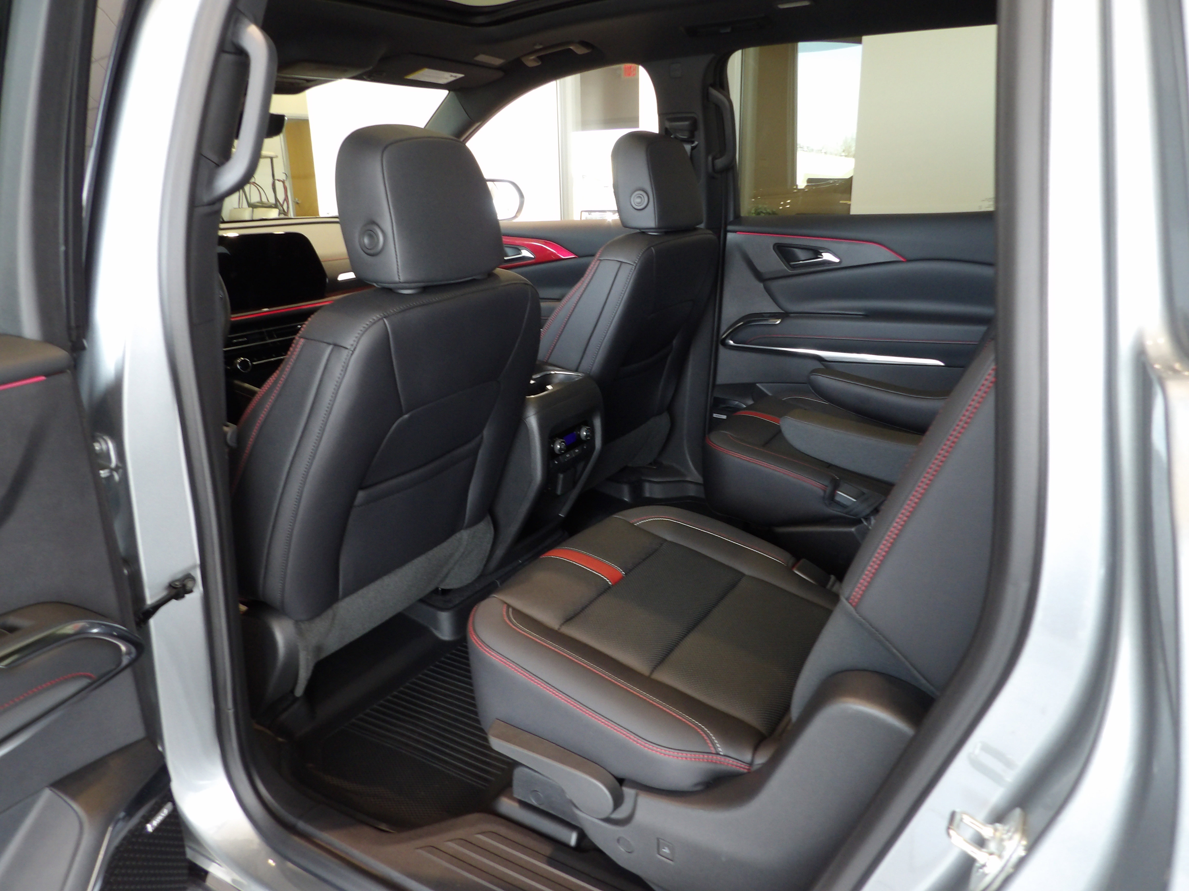 Used 2025 Chevrolet Traverse RS image 20