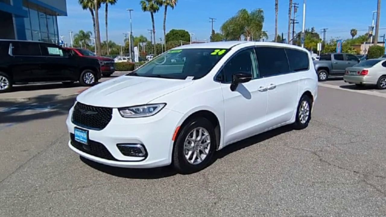 Used 2024 Chrysler Pacifica Touring-L image 4