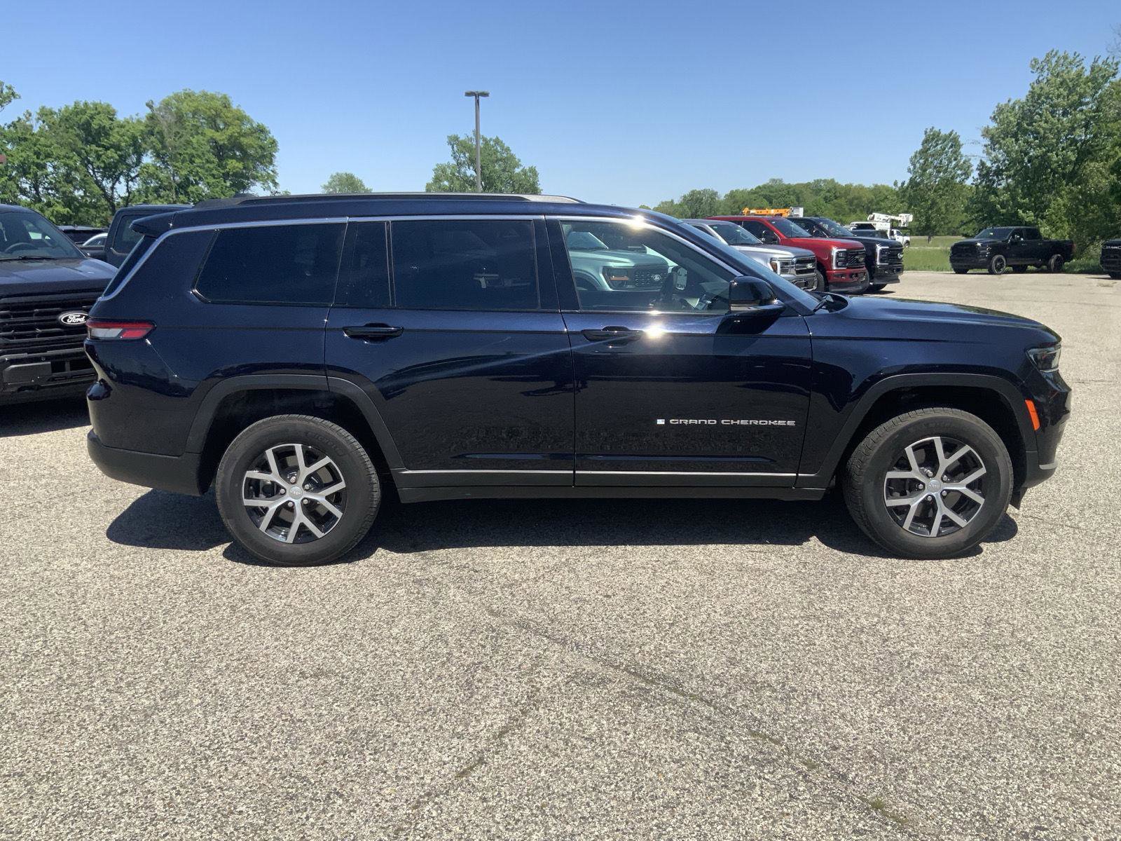 Used 2024 Jeep Grand Cherokee L Limited AWD/4WD image 15