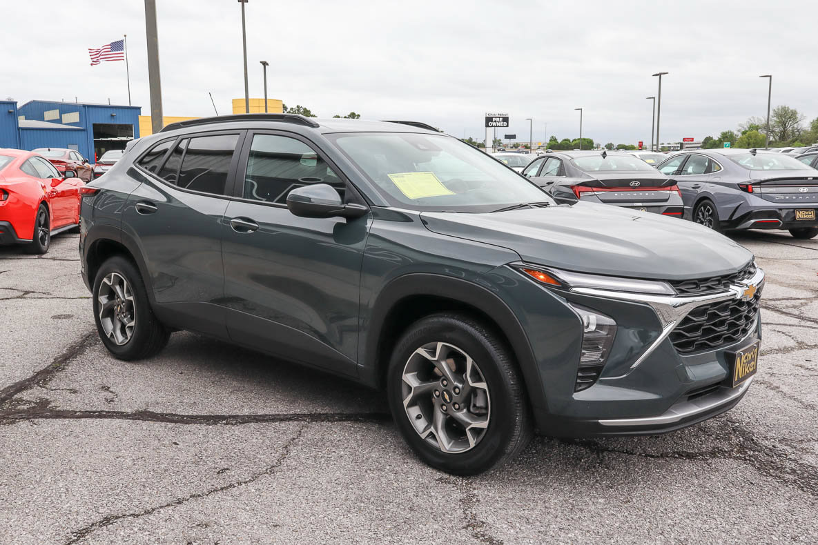 Used 2025 Chevrolet Trax LT FWD image 3