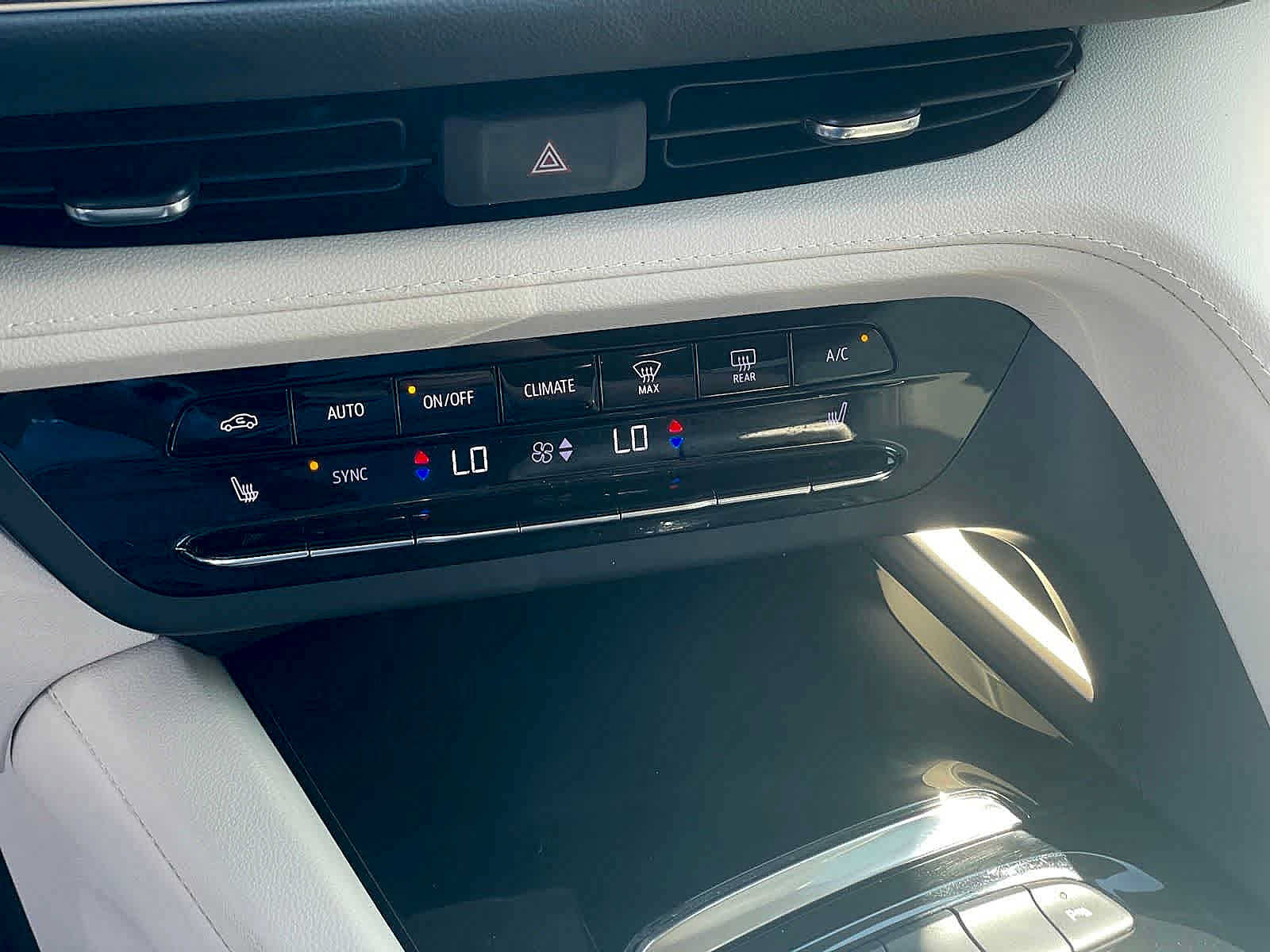 Used 2023 Buick Envision Essence AWD/4WD image 18