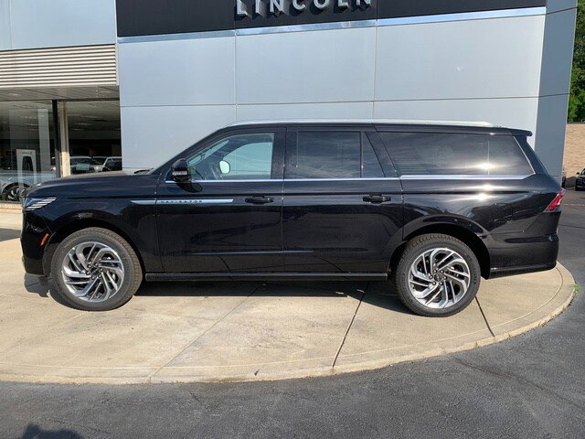 New 2026 Lincoln Navigator L Reserve AWD/4WD image 9