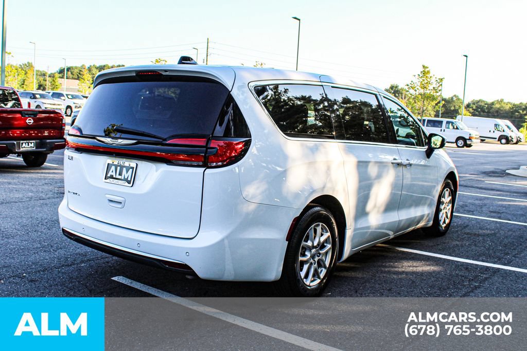 Used 2023 Chrysler Pacifica Touring-L FWD image 5