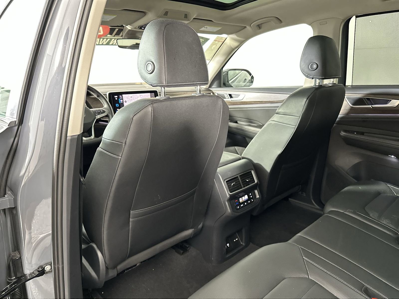 Used 2025 Volkswagen Atlas SEL AWD/4WD image 24
