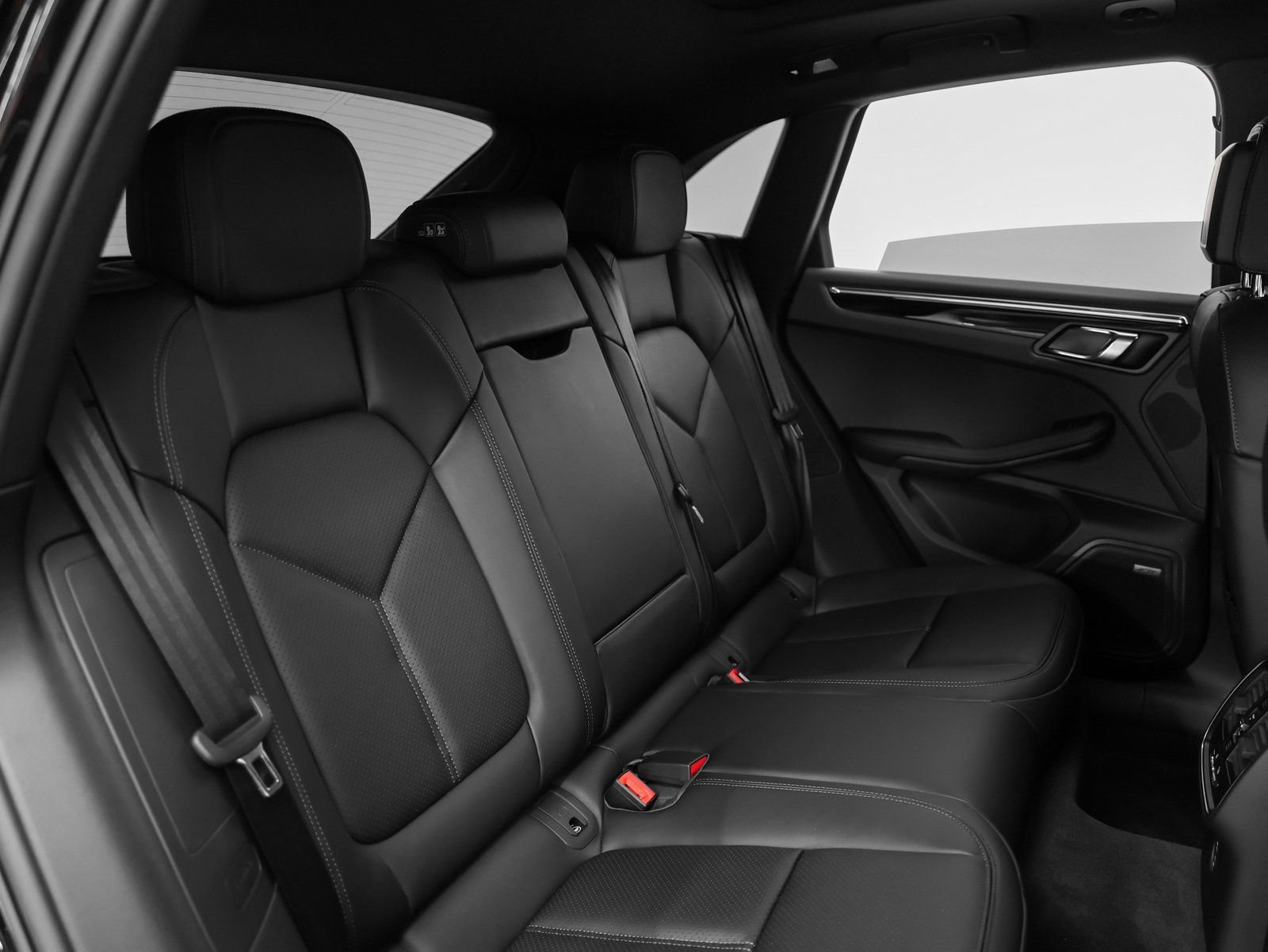 Certified 2025 Porsche Macan AWD/4WD image 21