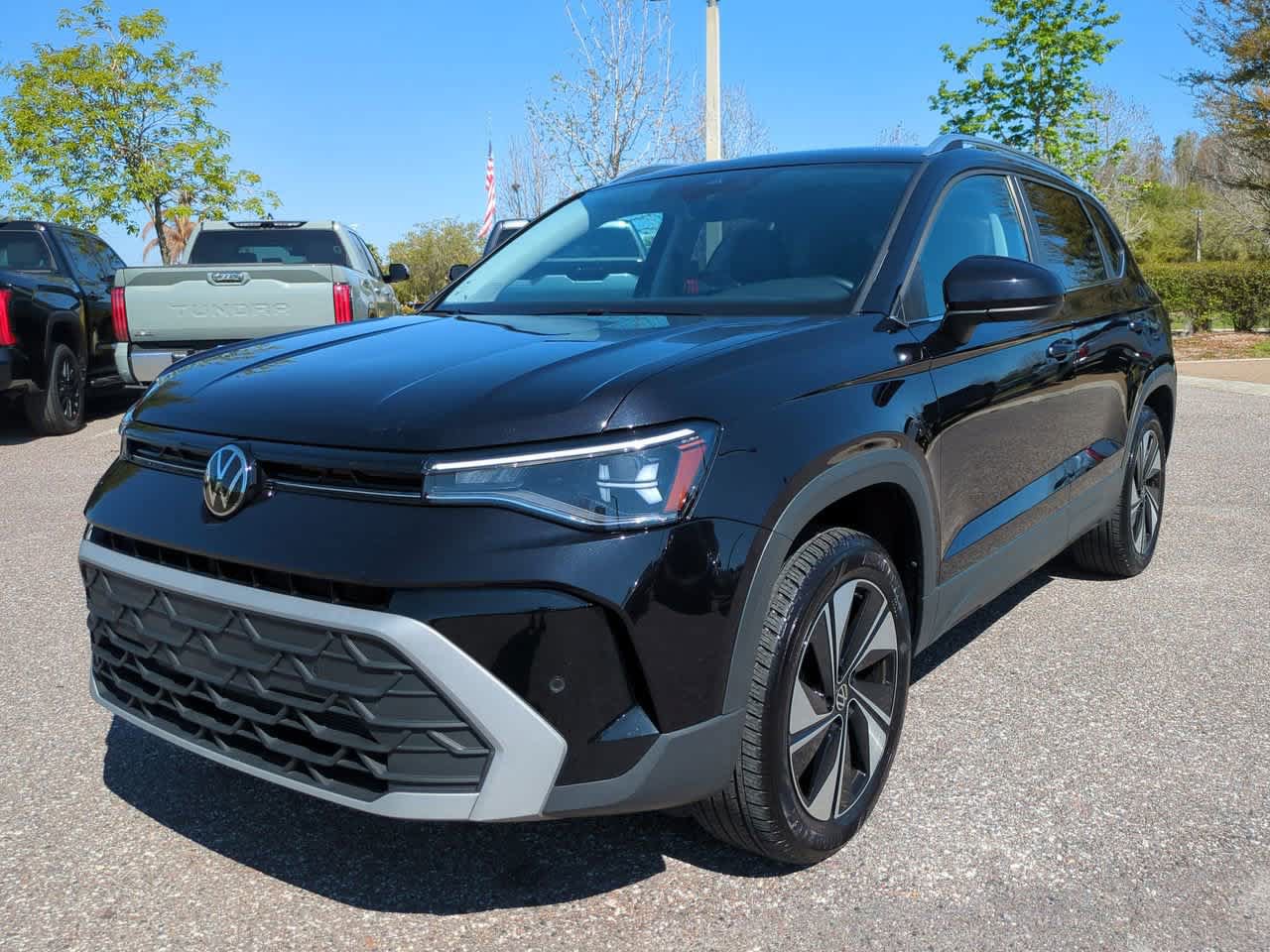 Used 2025 Volkswagen Taos SE AWD/4WD image 2