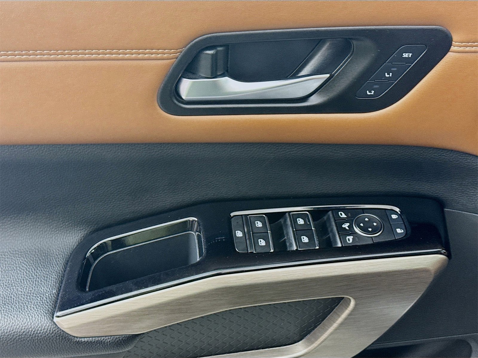 Used 2023 Nissan Pathfinder Platinum image 15