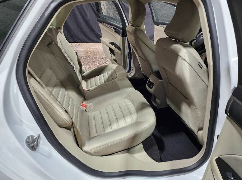 Used 2019 Ford Fusion SE FWD image 11