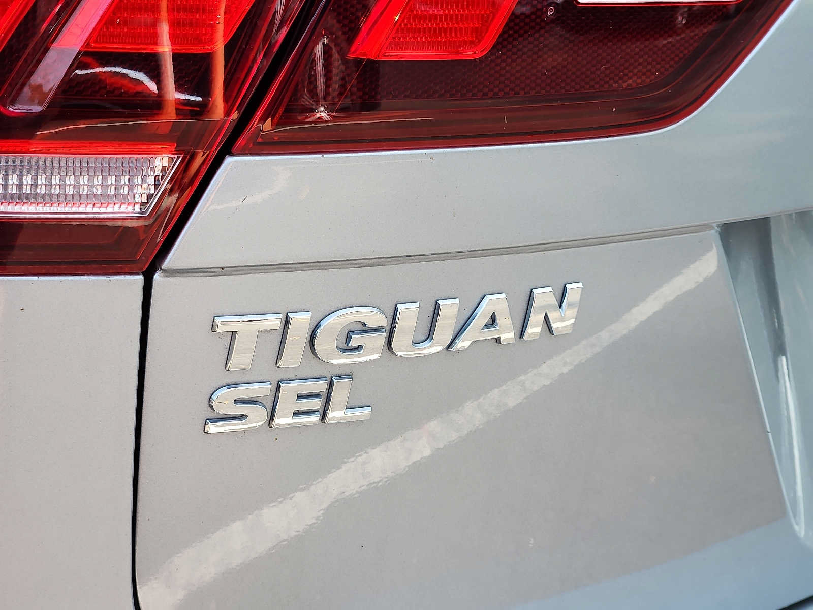 Used 2021 Volkswagen Tiguan SEL AWD/4WD image 28