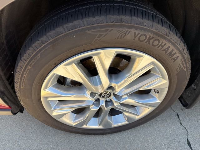 Used 2021 Toyota Highlander Limited AWD/4WD image 2