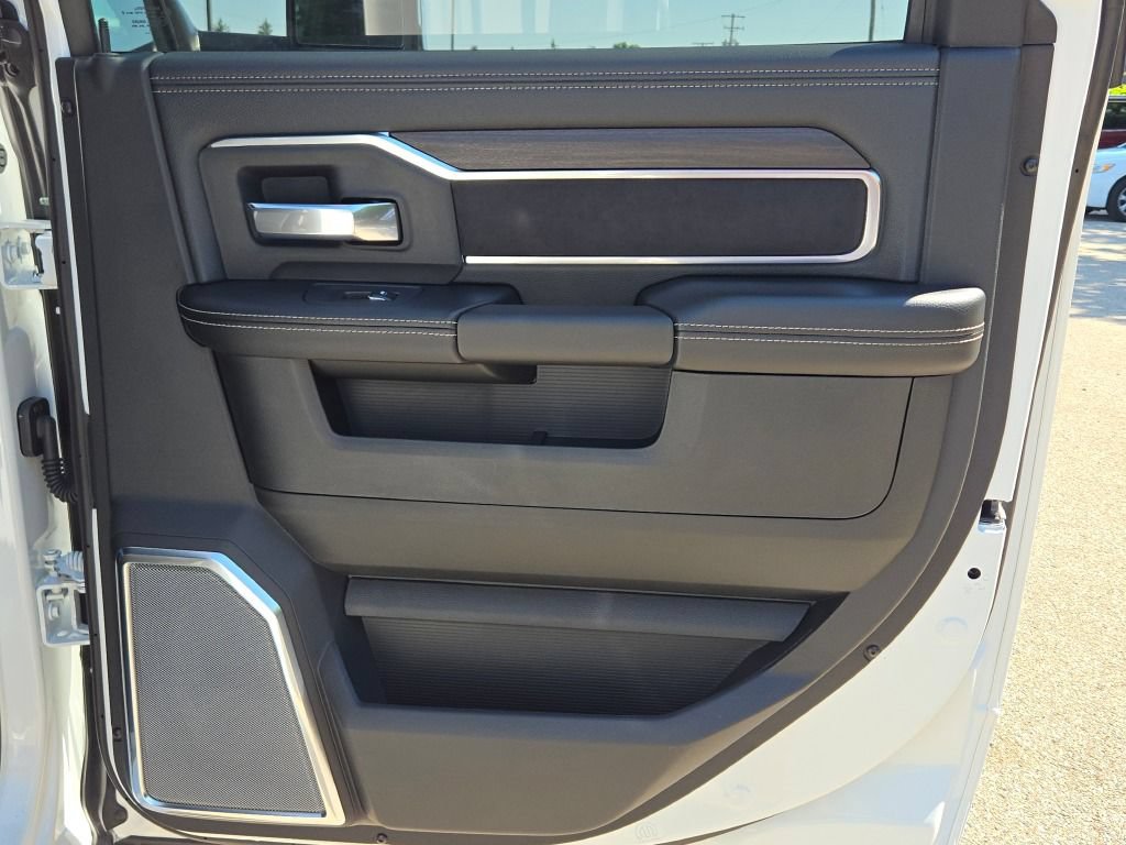 New 2026 RAM 2500 Laramie AWD/4WD image 17