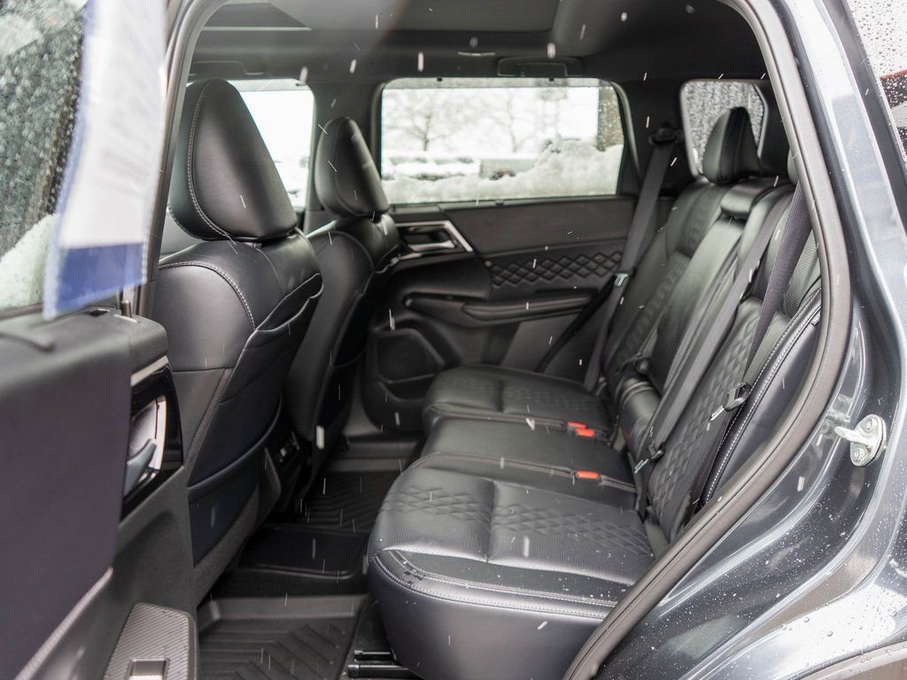 Used 2024 Mitsubishi Outlander 4WD Plug-In Hybrid image 13