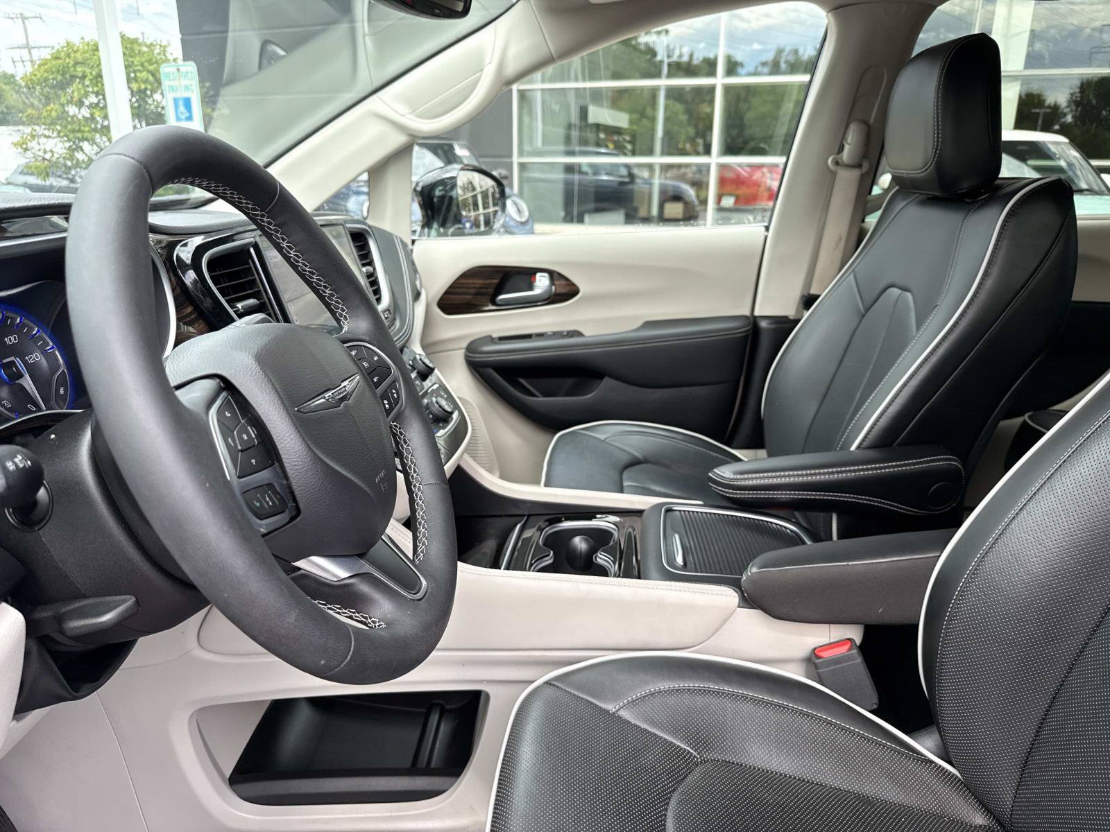 Used 2024 Chrysler Pacifica Limited FWD image 22