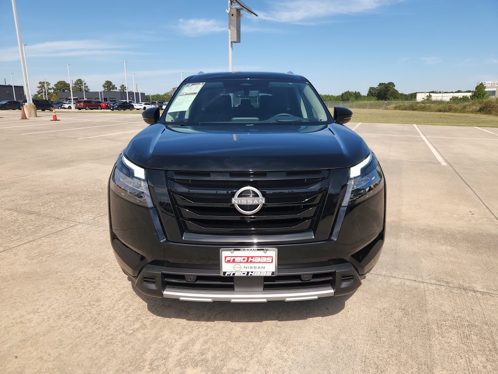 Used 2025 Nissan Pathfinder Platinum w/ Black Appearance Package AWD/4WD image 11