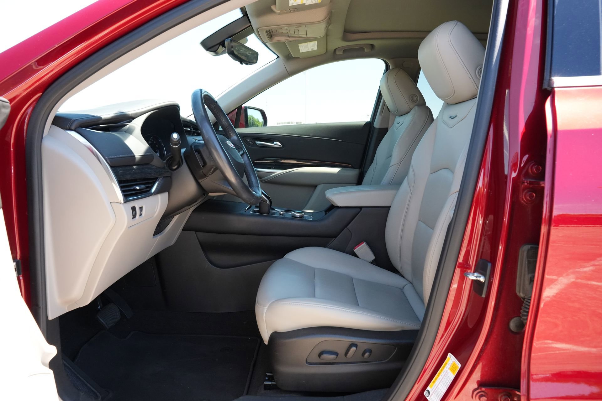 Used 2022 Cadillac XT4 Premium Luxury w/ Enhanced Visibility Package image 18