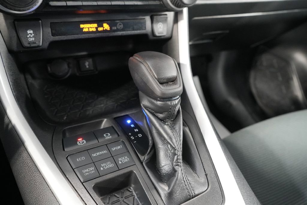 Used 2021 Toyota RAV4 LE image 26
