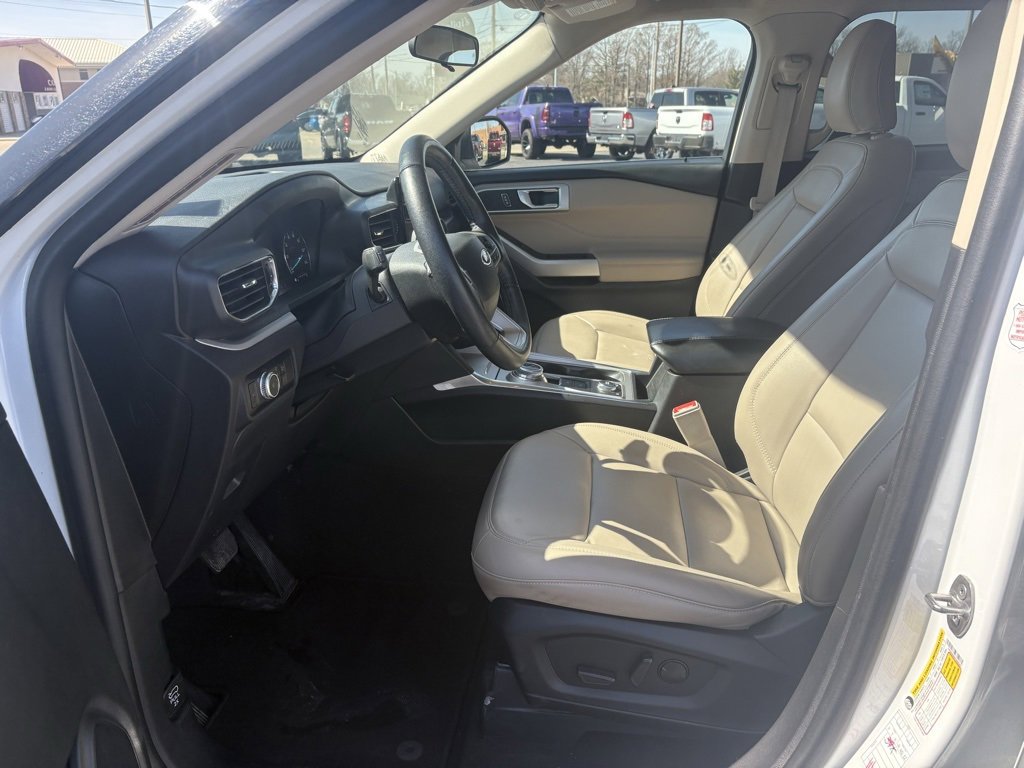 Used 2023 Ford Explorer XLT w/ Equipment Group 202A image 4