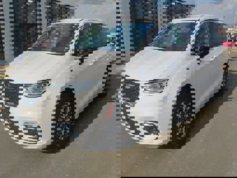 Used 2024 Chrysler Pacifica Select image 4