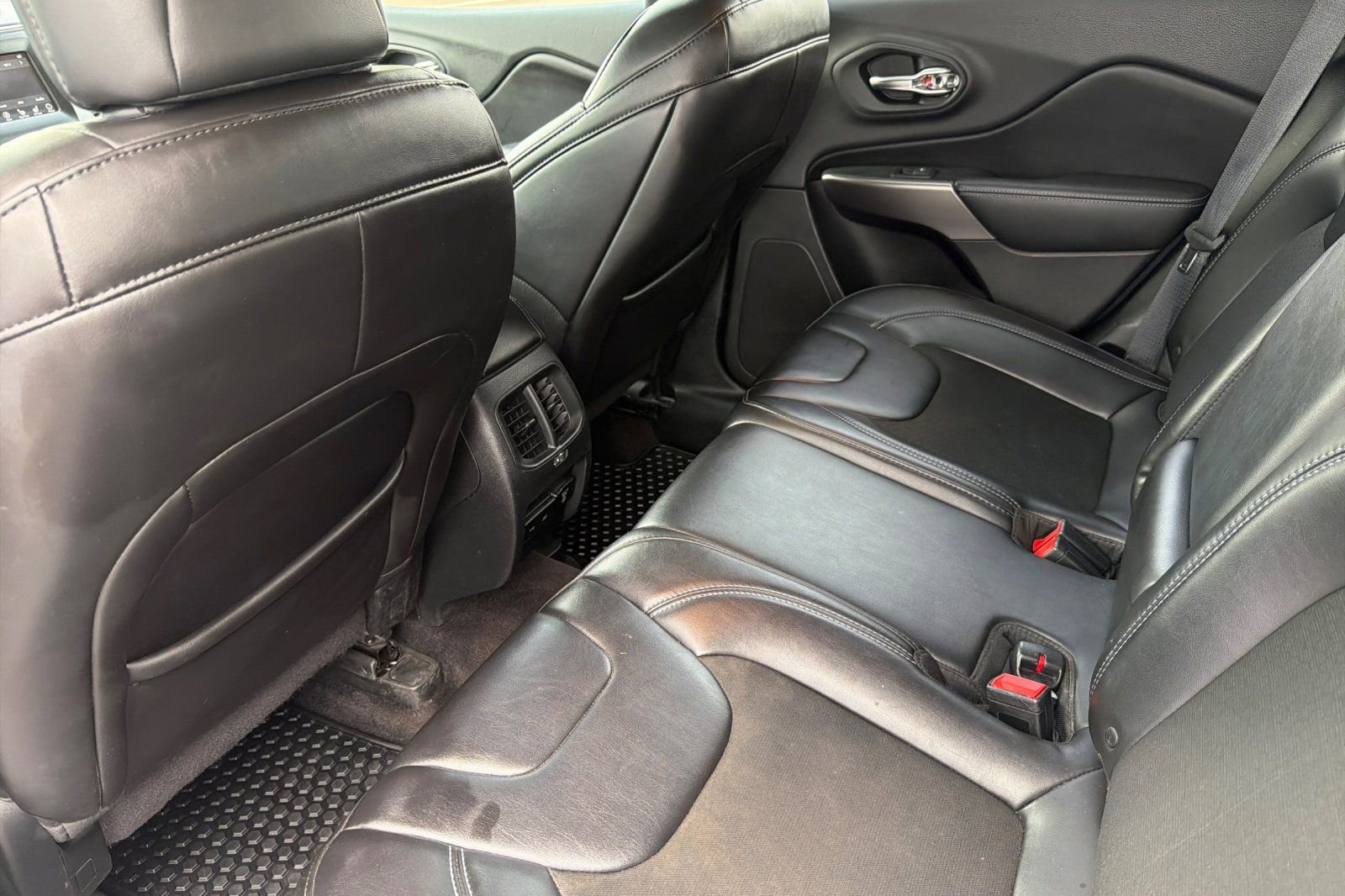 Used 2019 Jeep Cherokee Latitude Plus w/ Comfort/Convenience Group image 12