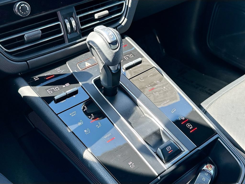 Certified 2023 Porsche Macan AWD/4WD image 19