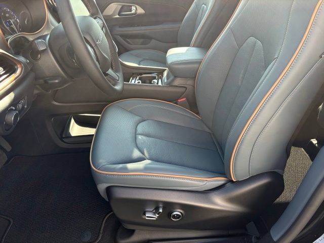 New 2027 Chrysler Pacifica Pinnacle w/ Theater Group FWD image 9