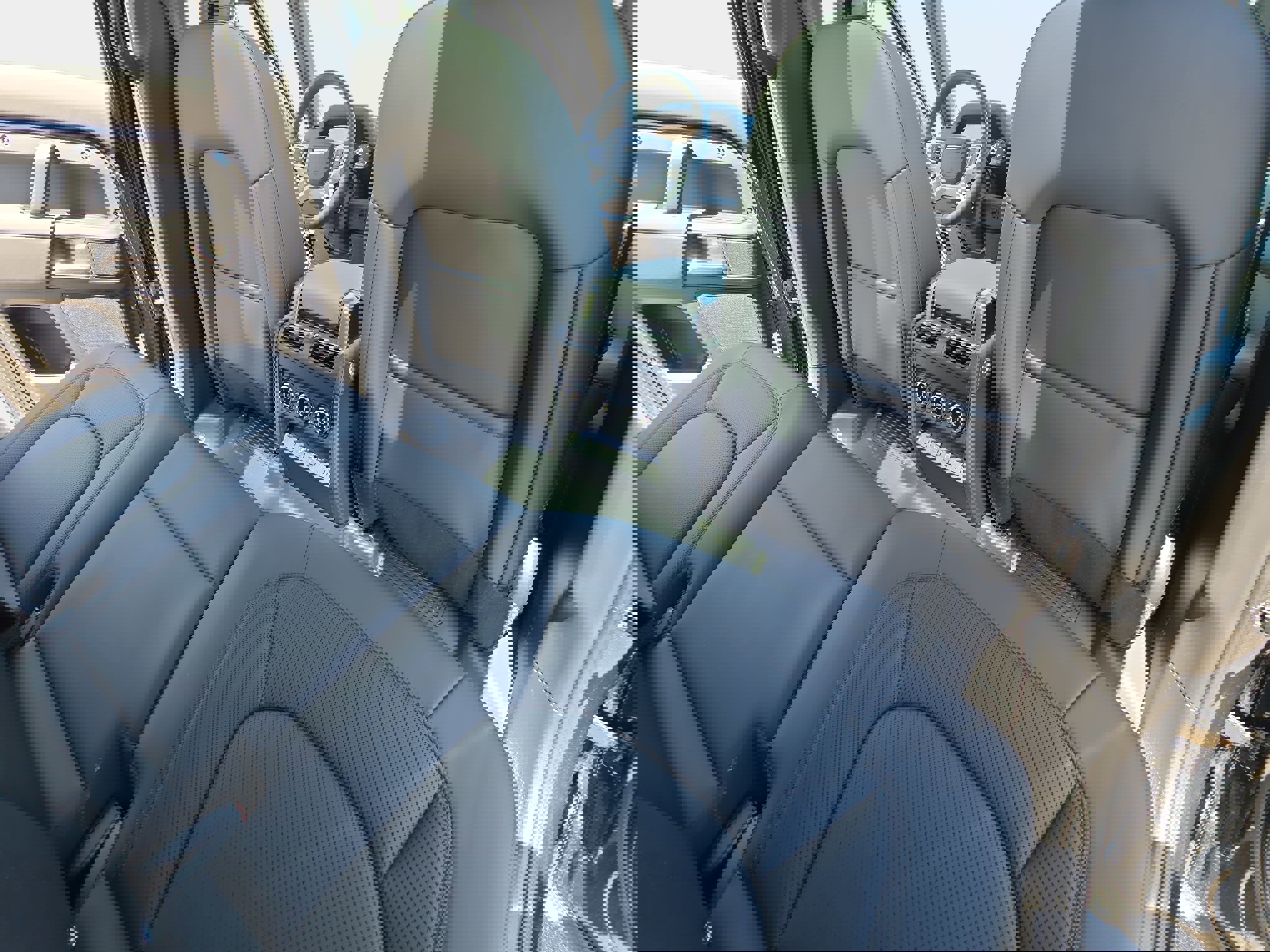 Used 2025 Land Rover Defender 110 S image 11