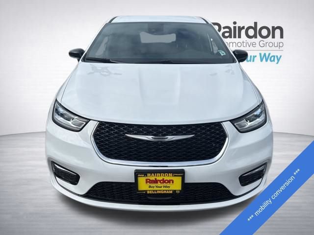 Used 2024 Chrysler Pacifica Touring FWD image 2