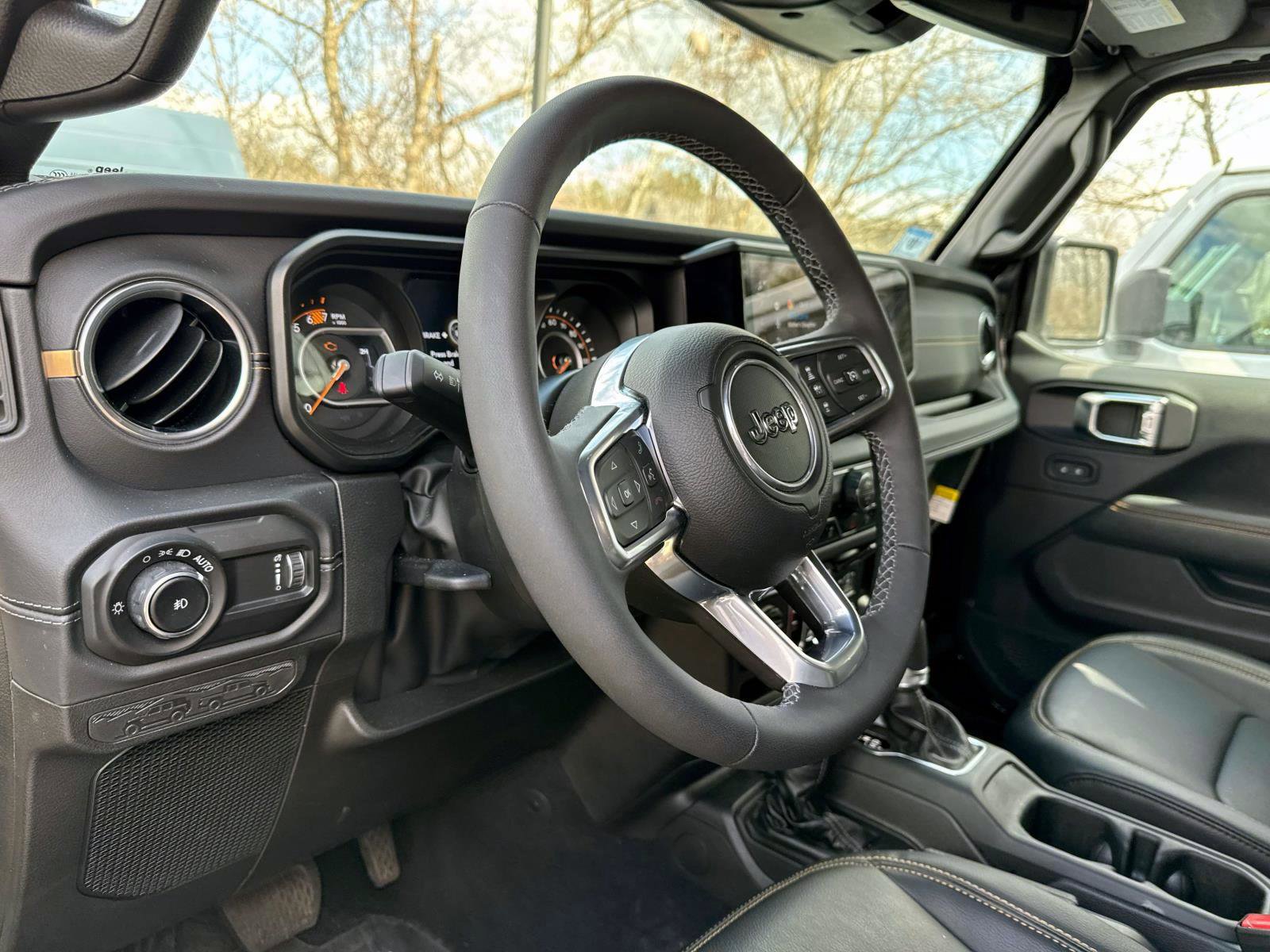 Used 2025 Jeep Wrangler Unlimited Sahara image 11