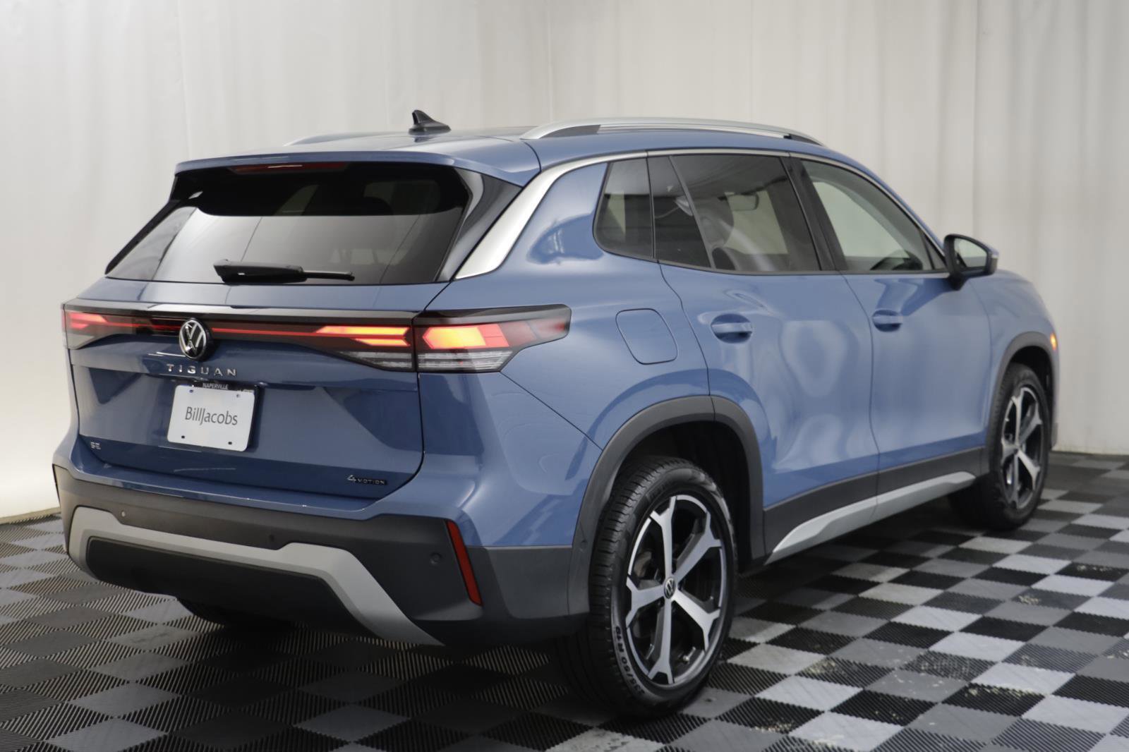 Used 2025 Volkswagen Tiguan SE w/ Panoramic Sunroof Package image 16