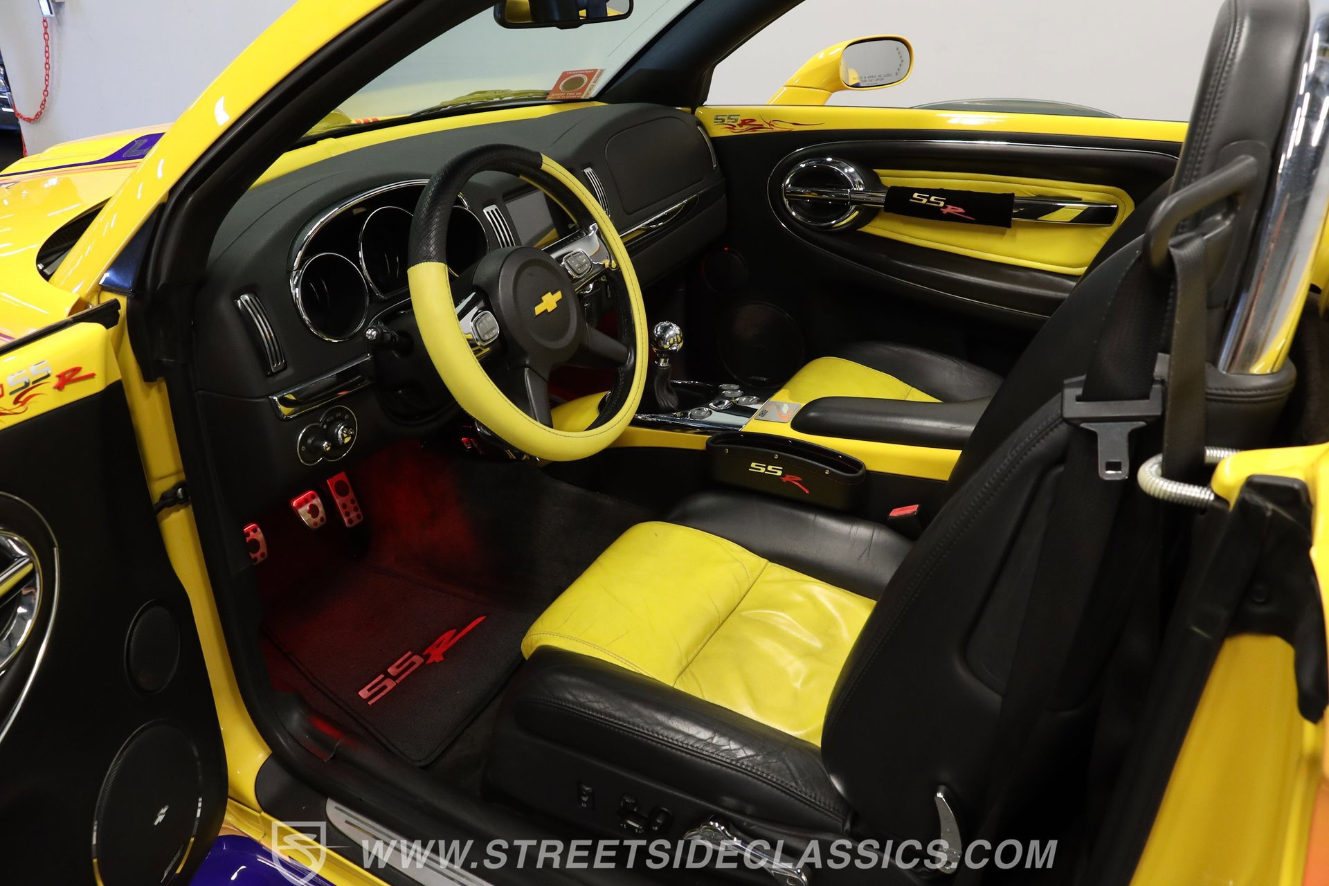 Used 2005 Chevrolet SSR w/ Preferred Equipment Group RWD image 4