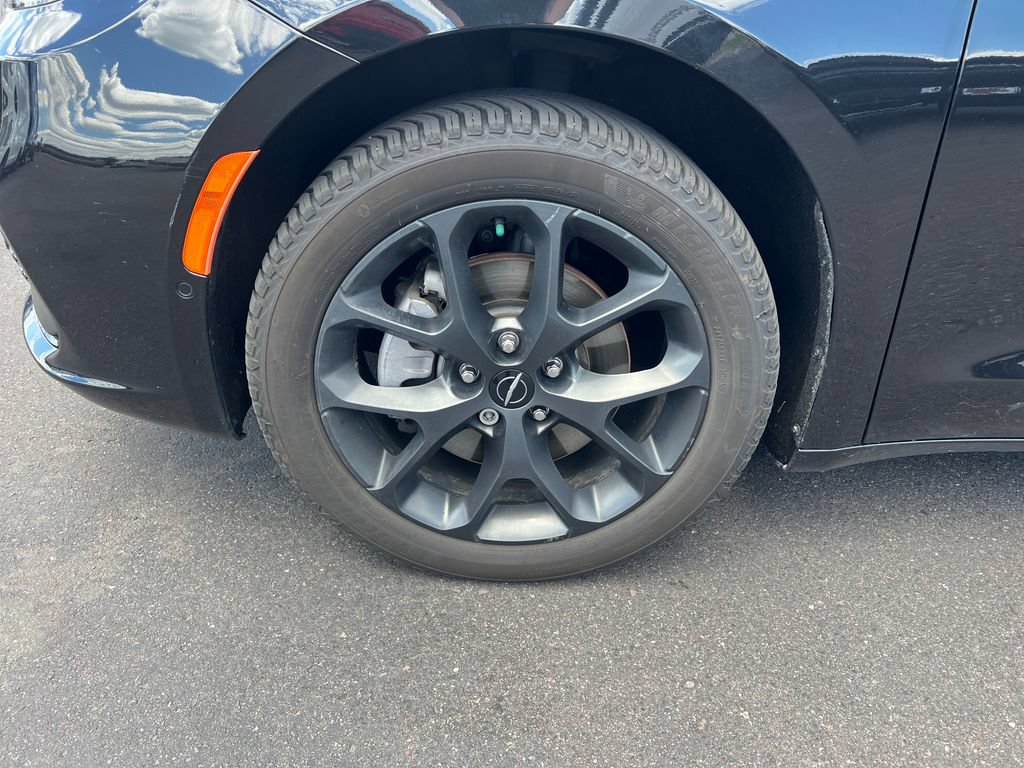 Used 2021 Chrysler Pacifica Touring-L w/ Premium & Safety Sphere Group AWD/4WD image 19