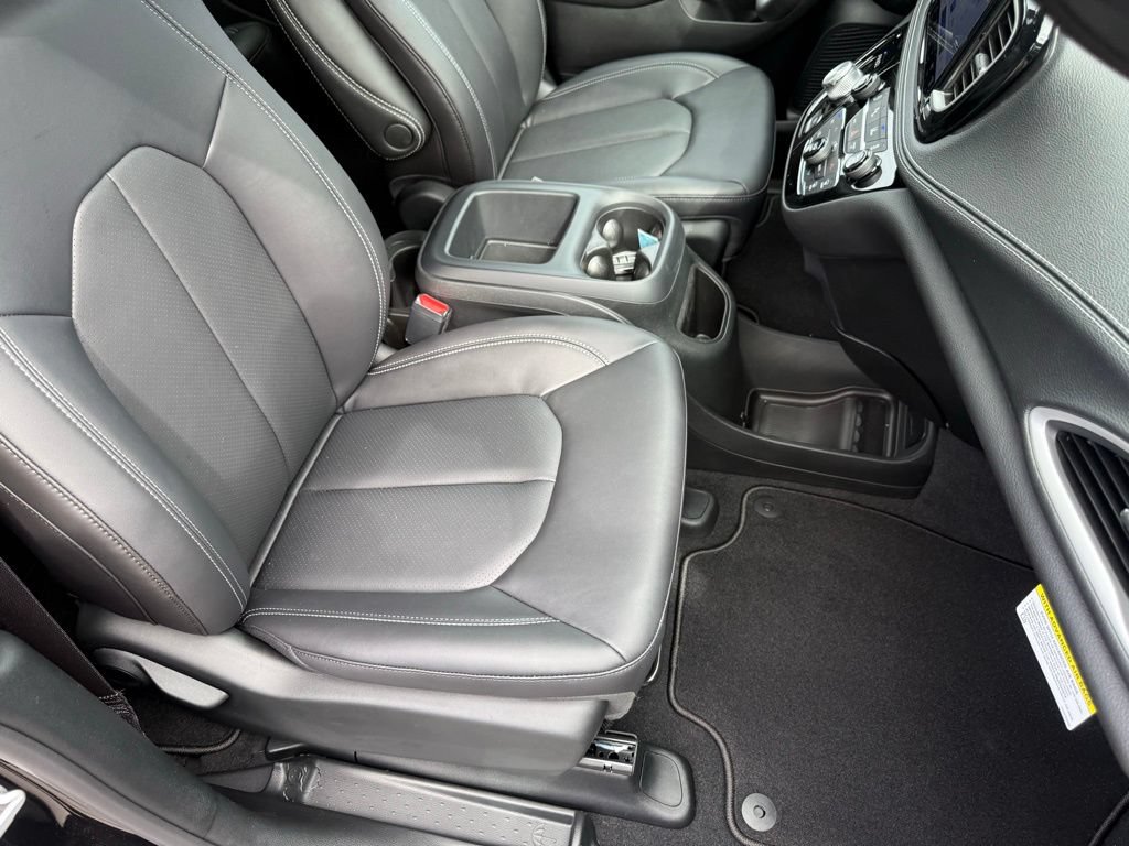 New 2026 Chrysler Pacifica Select FWD image 64
