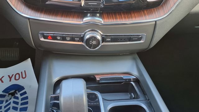 Used 2023 Volvo XC60 B5 Plus image 28