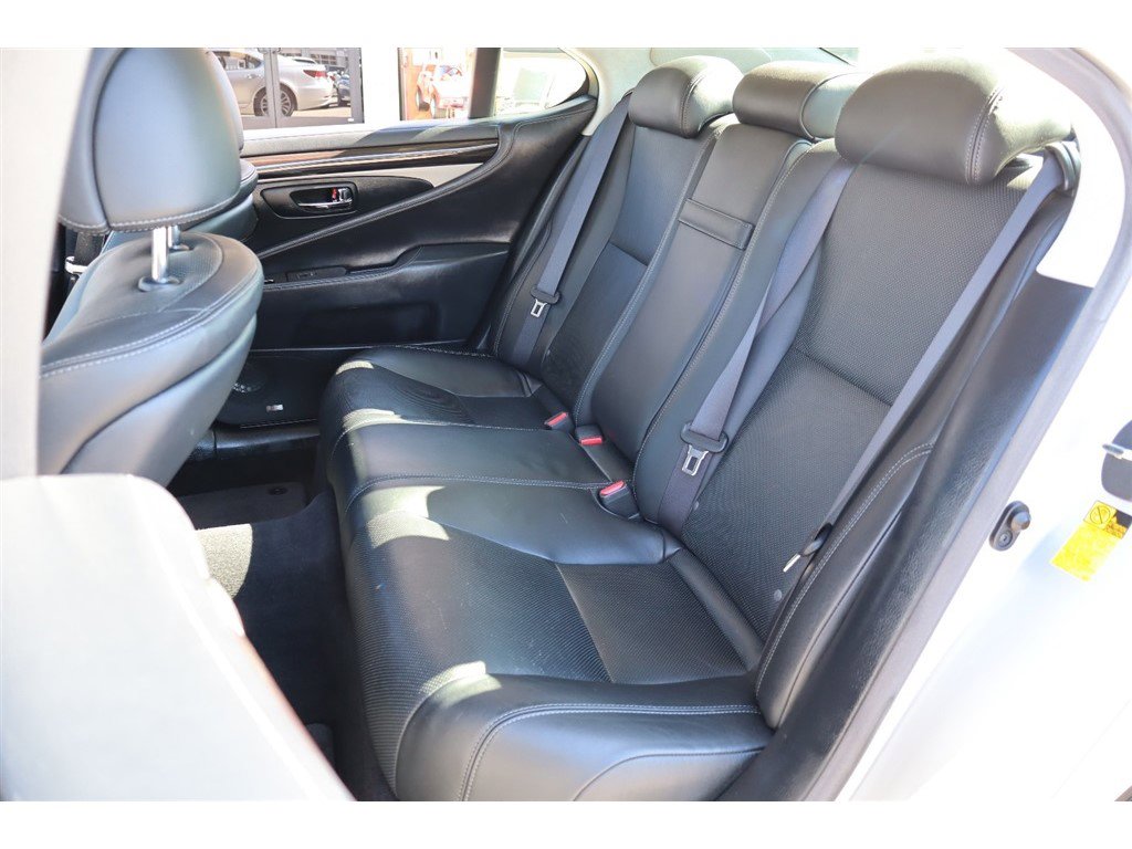 Used 2013 Lexus LS 460 AWD w/ Comfort Pkg image 12