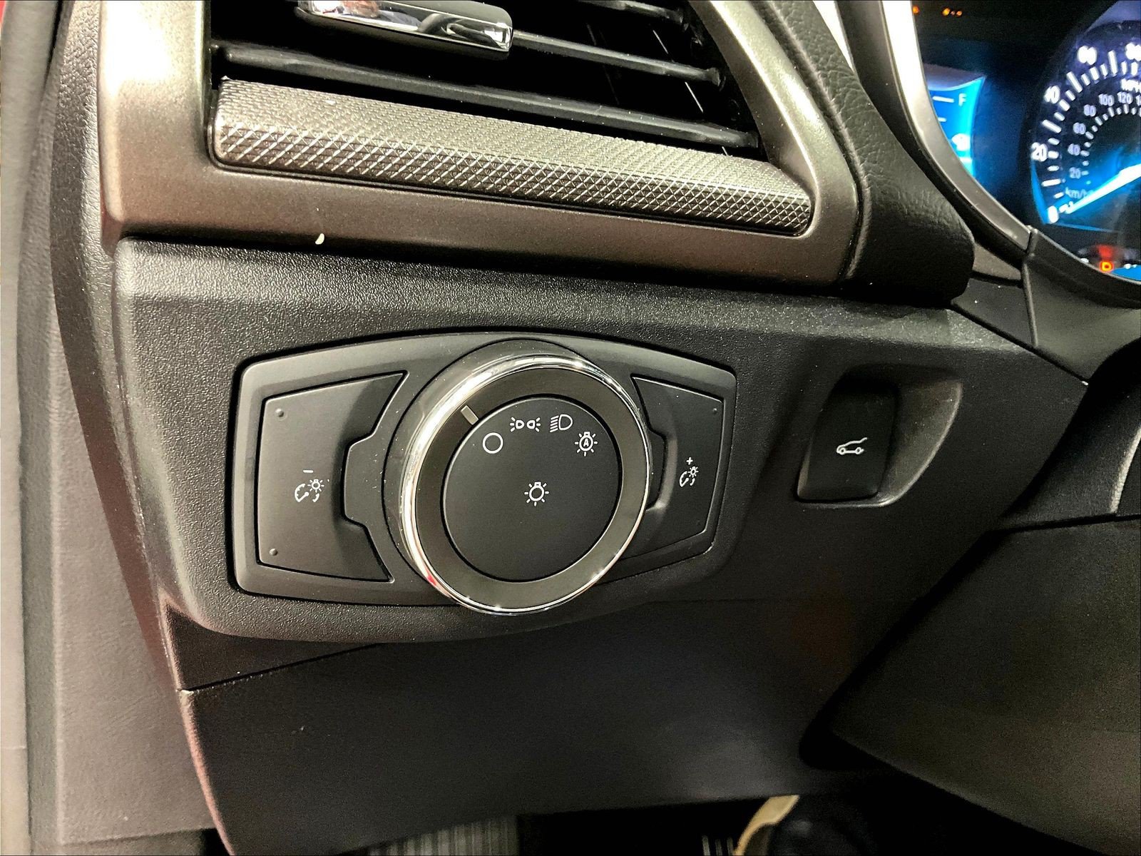 Used 2020 Ford Fusion SE FWD image 34